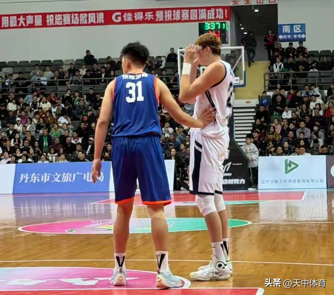 四川队碾压热火,高诗岩统治全场 四川队碾压热火,高诗岩统治全场